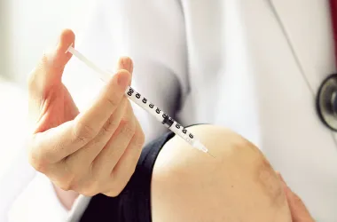 薬剤を注入し、筋膜の癒着を改善