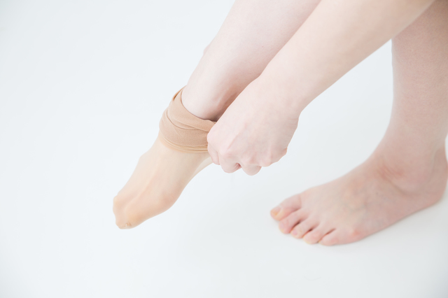 弾性ストッキングの正しい選び方＆履き方のポイント｜むくみの軽減に効果的